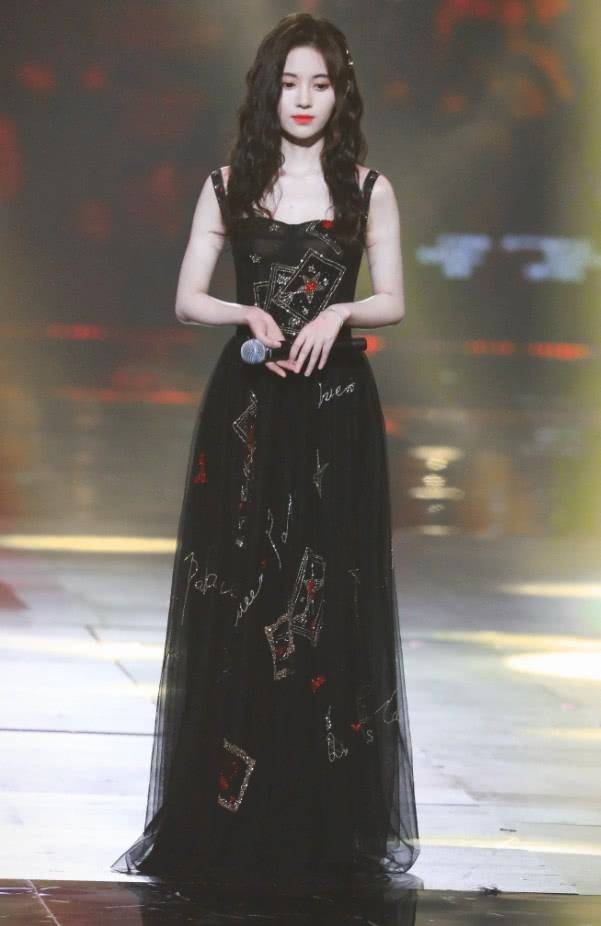 整体|76斤的鞠婧祎胖了多少？穿礼服裙暴露“肉肉臂”，影响了仙气！