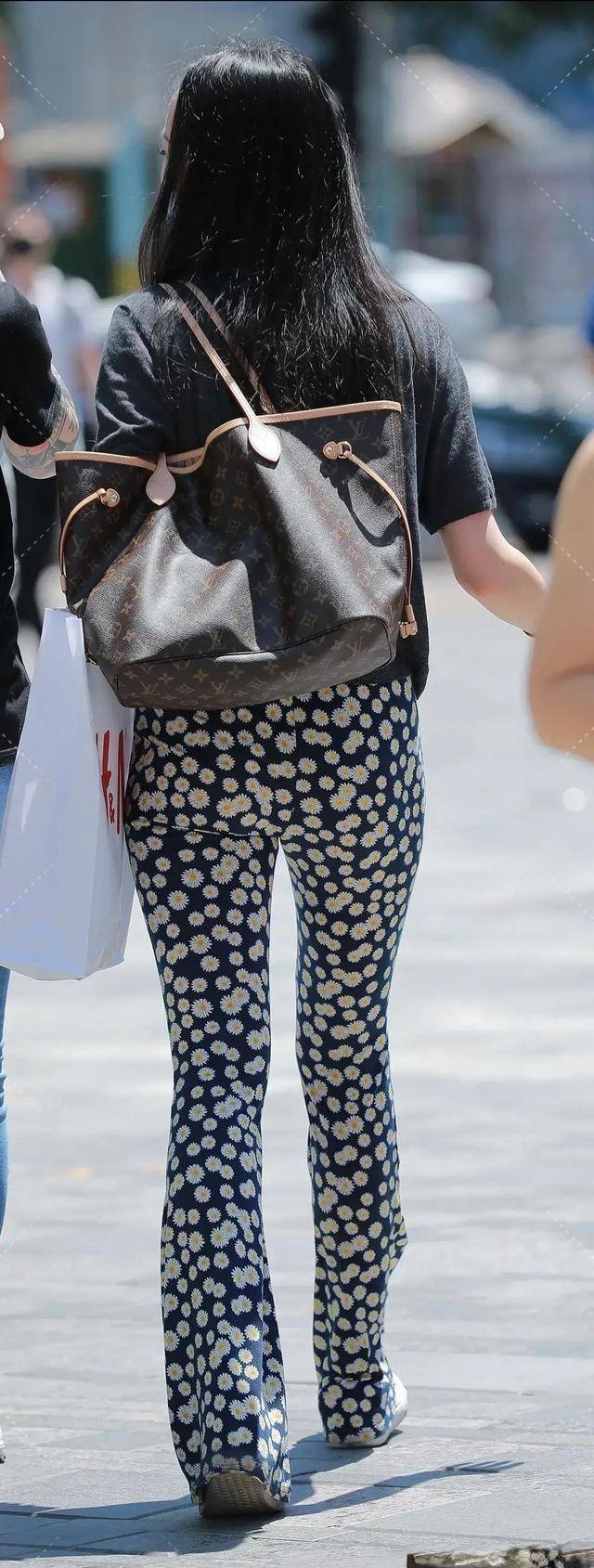 颜色|洋气显瘦的打底裤穿搭彰显柔美气息,穿着舒适个性,举止优雅