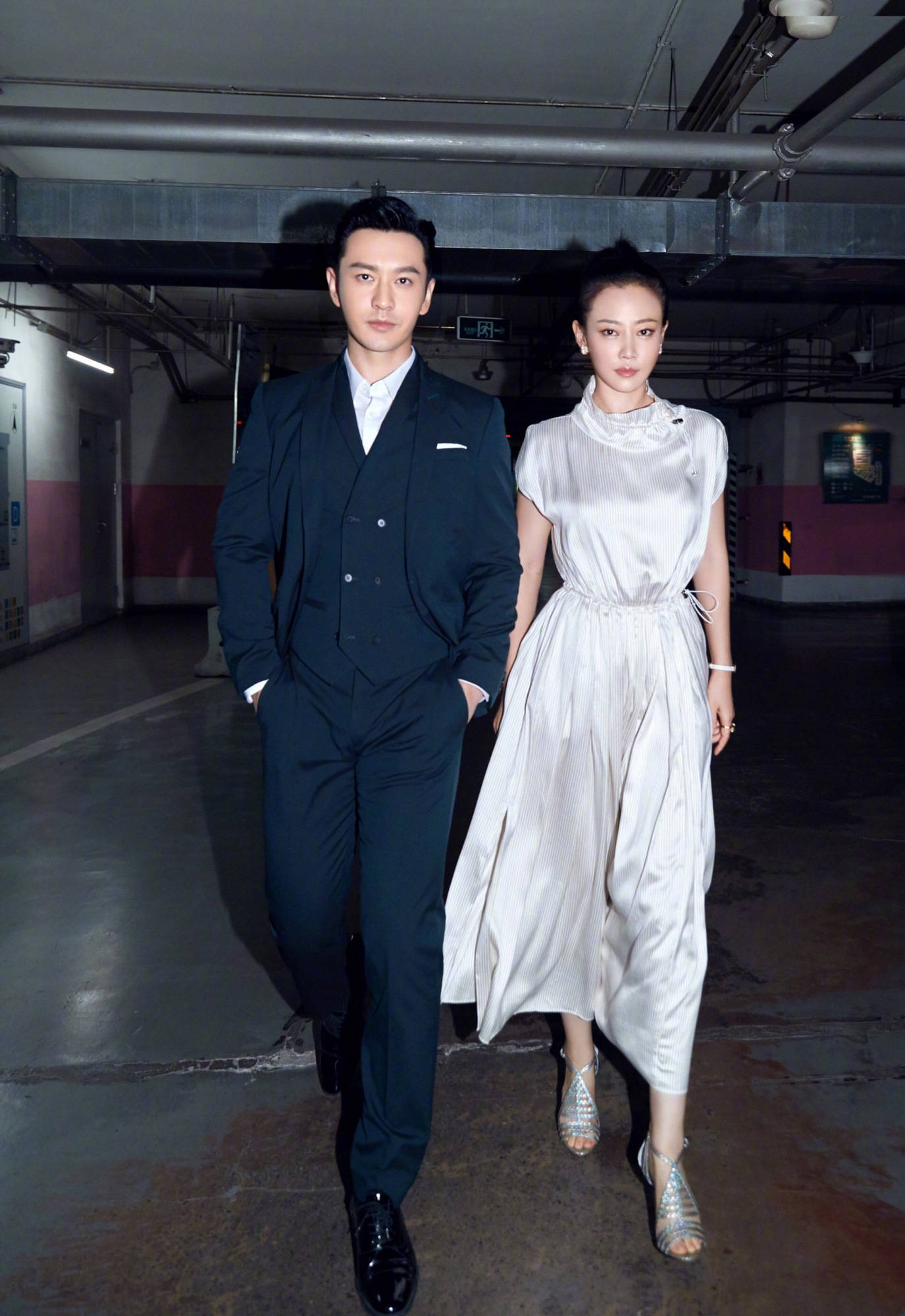 西装|谭卓黄晓明同框拼气场，镂空连衣裙配冷艳高级脸 郎才女貌太般配