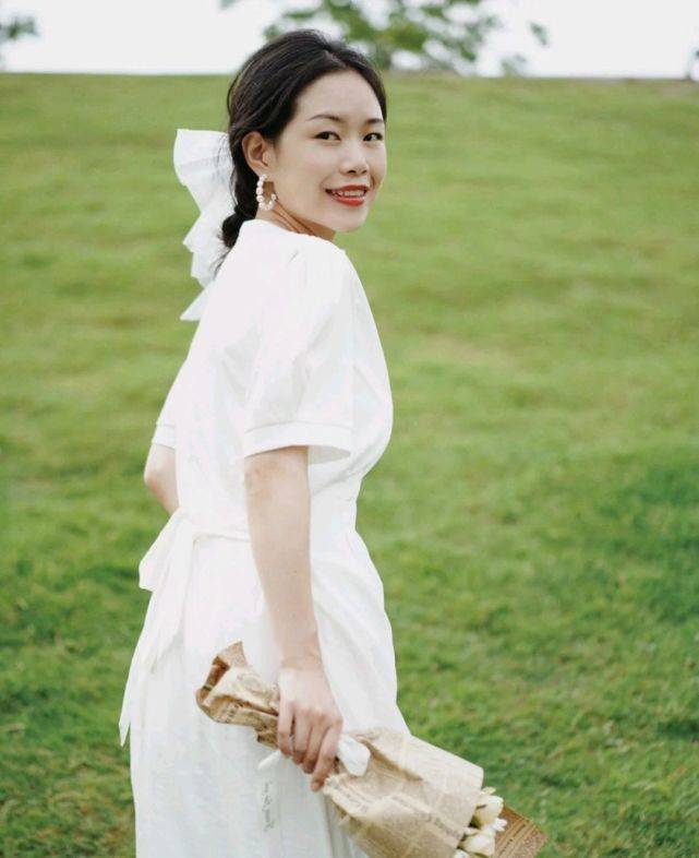 短裙|上班族该怎么穿衣搭配？简约干练的穿搭，既有气场又有魅力