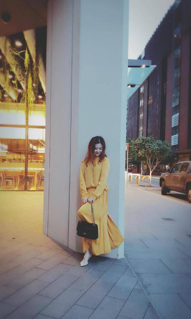 原配|沈腾原配老婆是美女，多肉身材穿热情红裙，露背设计一转身好养眼