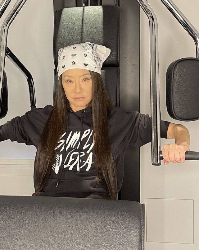 一身|72岁王薇薇比邓文迪会玩！瘦成皮包骨穿衣更大胆，身边都是小鲜肉