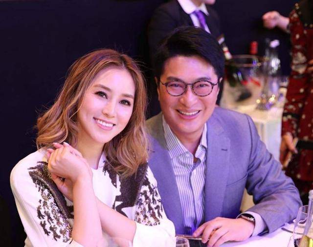夫妇俩|阔太徐子淇和老公秀恩爱，夫妻相渐显，瘦身成功穿开叉短裙秀美腿