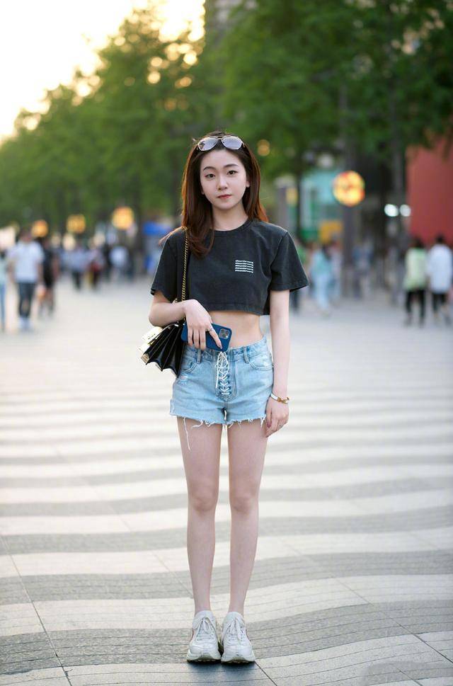 气质|复杂的打扮不一定好看,传统T恤其实很不错,容易穿出年轻气质