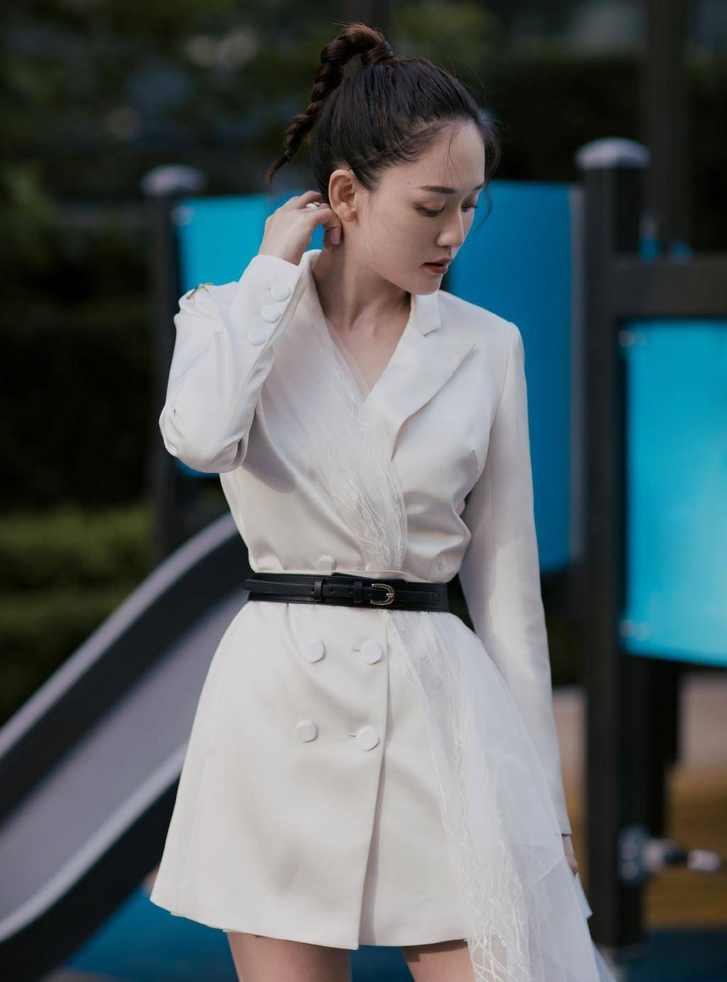 短裙|陈乔恩晒合照秀恩爱，打扮精致一点不像42岁，看着比小男友都嫩