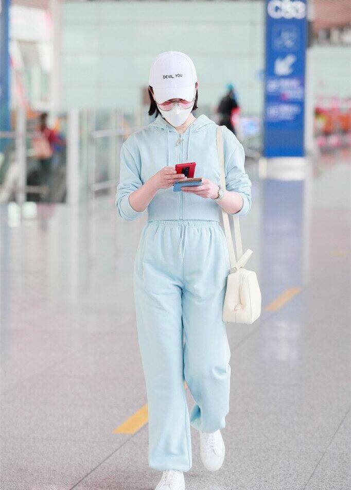 卫衣|陈数走机场，一身薄荷绿衬衣搭配小白裤清新亮眼，40岁+可以照抄