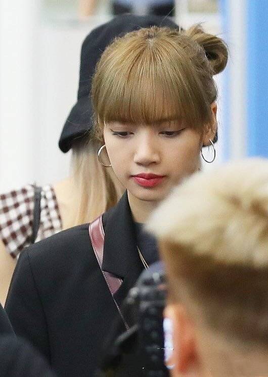 审美|blackpink最新机场秀，智妮秀蛮腰Lisa扎丸子头，彩英格纹裙抢镜