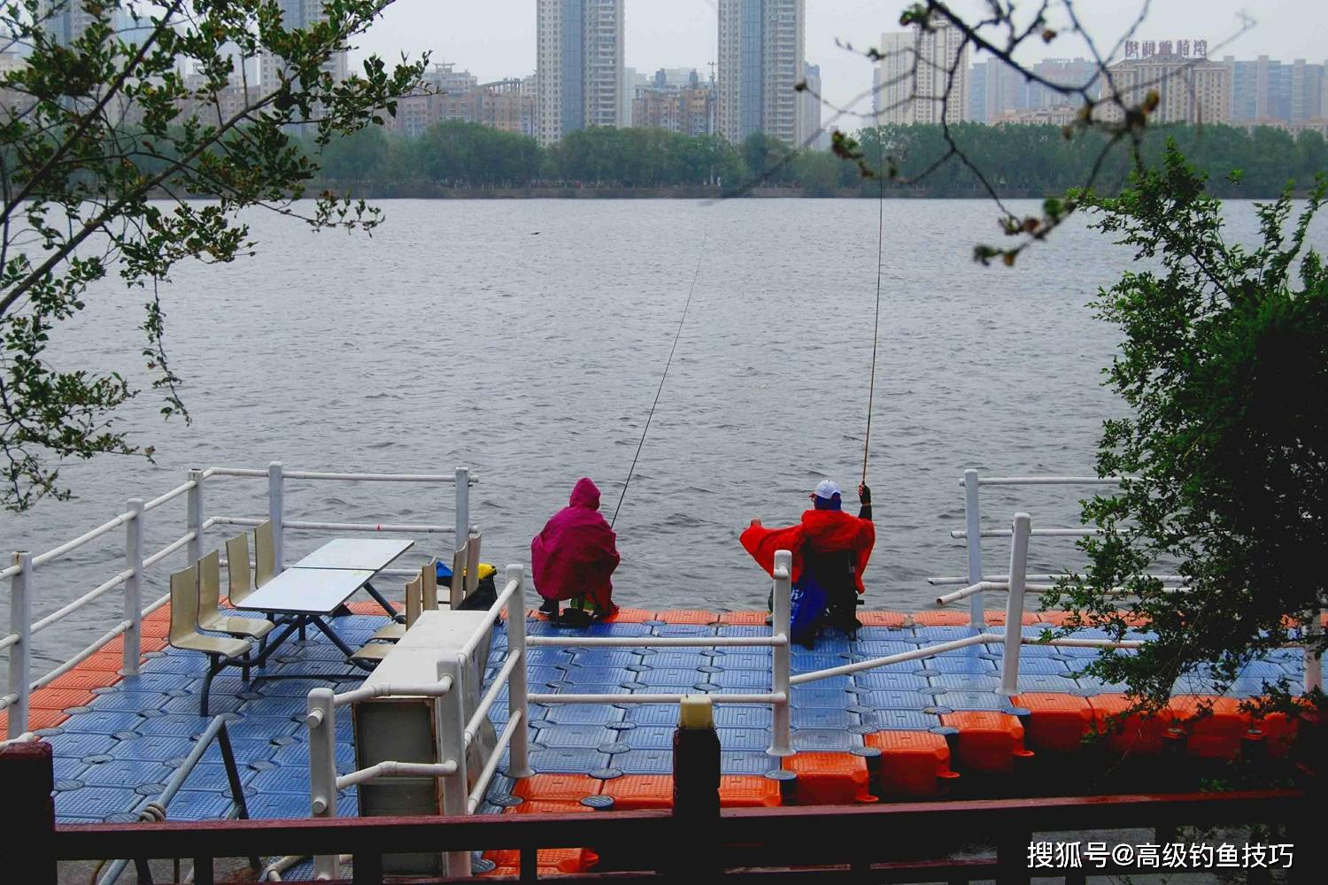 下雨天适合钓鱼吗雨前雨中和雨后哪个适合钓鱼雨天钓鱼技巧