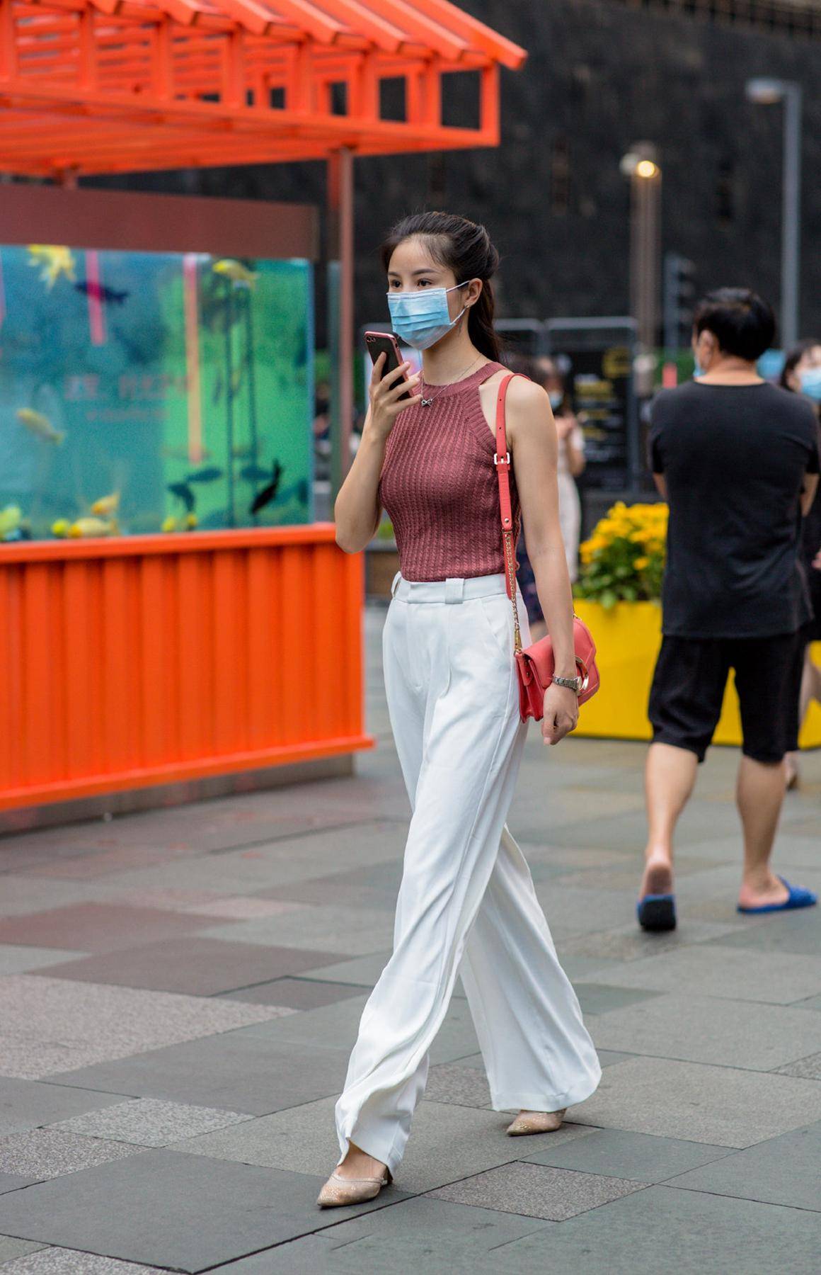 矮个子|简简单单的长裤，穿出高挑的气质，矮个子女孩也可以这样穿。