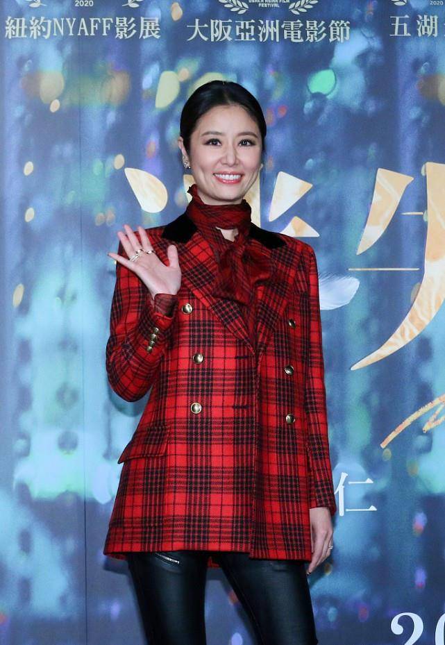 设计|林心如身体有些发福,外套都要穿纵条纹来显瘦,不过发型真减龄