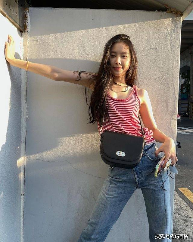 身材|孙娜恩衣品太牛了，温柔碎花、帅气工装轻熟吊带，随便一款都好看