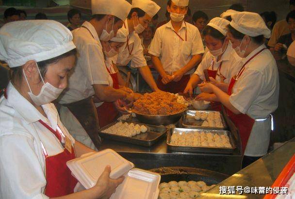 汤汁|大叔开最牛“人气”早餐店，客人堪比火车站，开门客人排队10米远