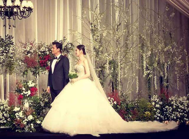 回来陪|于晓光让美女坐大腿被疑出轨，与秋瓷炫最后一次秀恩爱是2020年