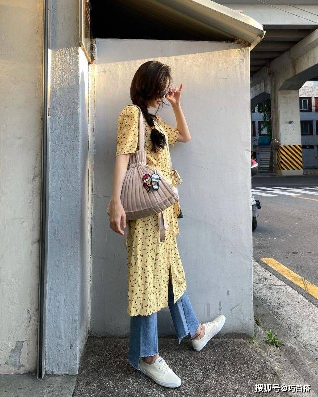 身材|孙娜恩衣品太牛了，温柔碎花、帅气工装轻熟吊带，随便一款都好看