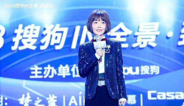 因为|鲁豫真是瘦得过分了，西装系了扣还是松垮垮，好在剪得短发挺显嫩