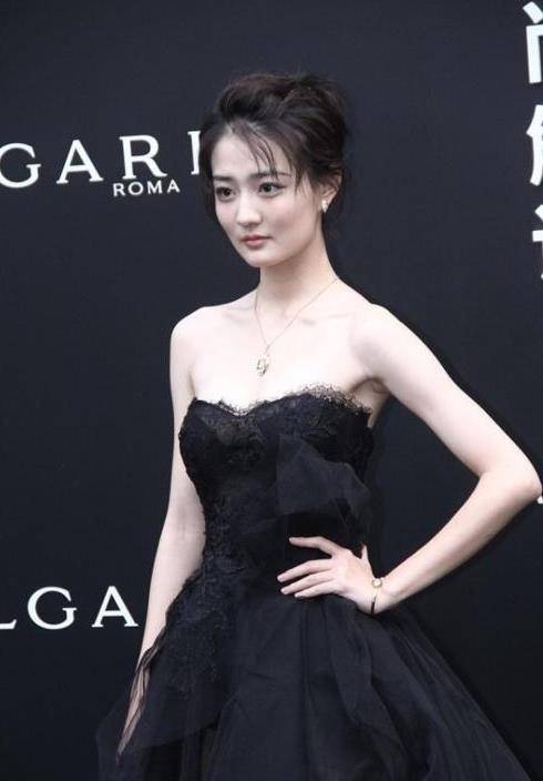 浅色|徐璐胆子真大，居然直接穿着深V婚纱出镜，看了真想把她娶回家