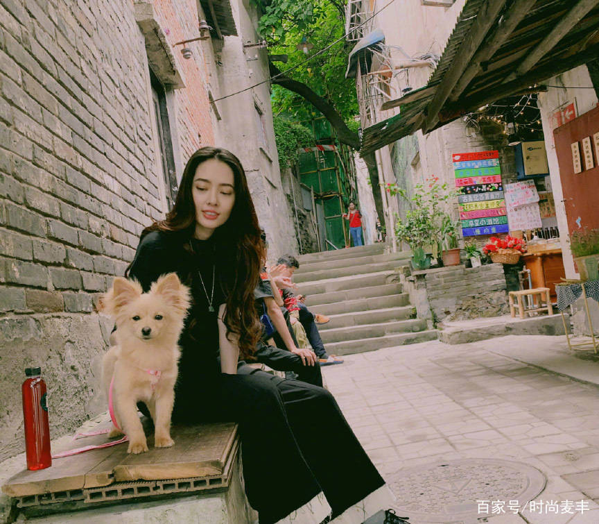 长发|郭碧婷气质太好了，裙子里面穿裤子，男友角度下美成时尚大片