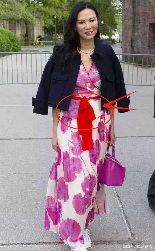 设计|邓文迪真敢穿,腰部“赘肉”也敢穿贴身裙,胆量真不是吹的