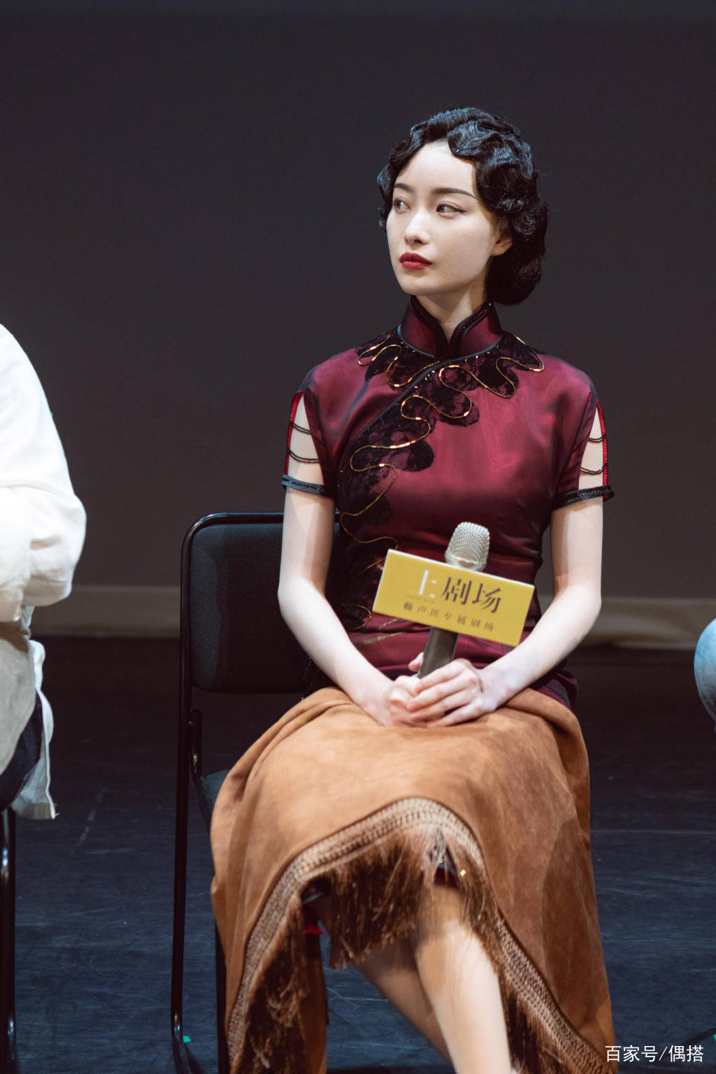 姜宏波|旗袍到底有何魅力？倪妮身穿复古旗袍，美到窒息