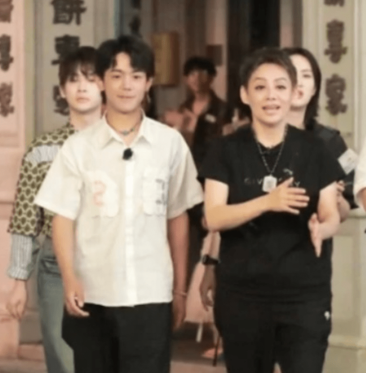 来头|《中餐厅5》路透，全员穿复古风服装，这个飞行嘉宾来头可不小