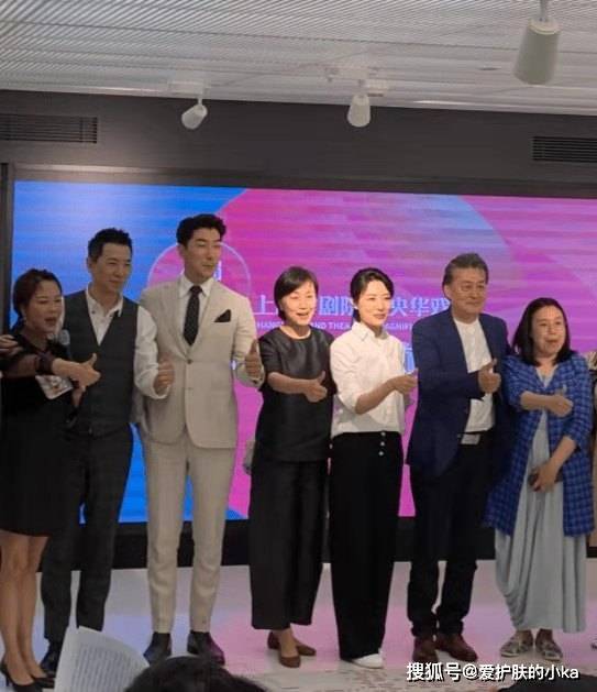 身材|周涛真是主持界的穿搭模板，白衬衫配黑裤超高级，53岁太显年轻