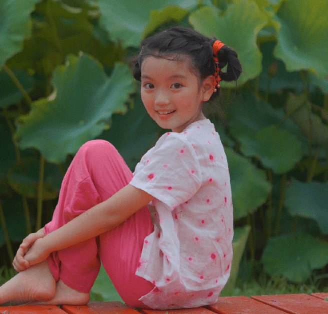 超越|8岁阿拉蕾晒姐妹写真，五官长开撞脸杨超越，妹妹颜值被热议