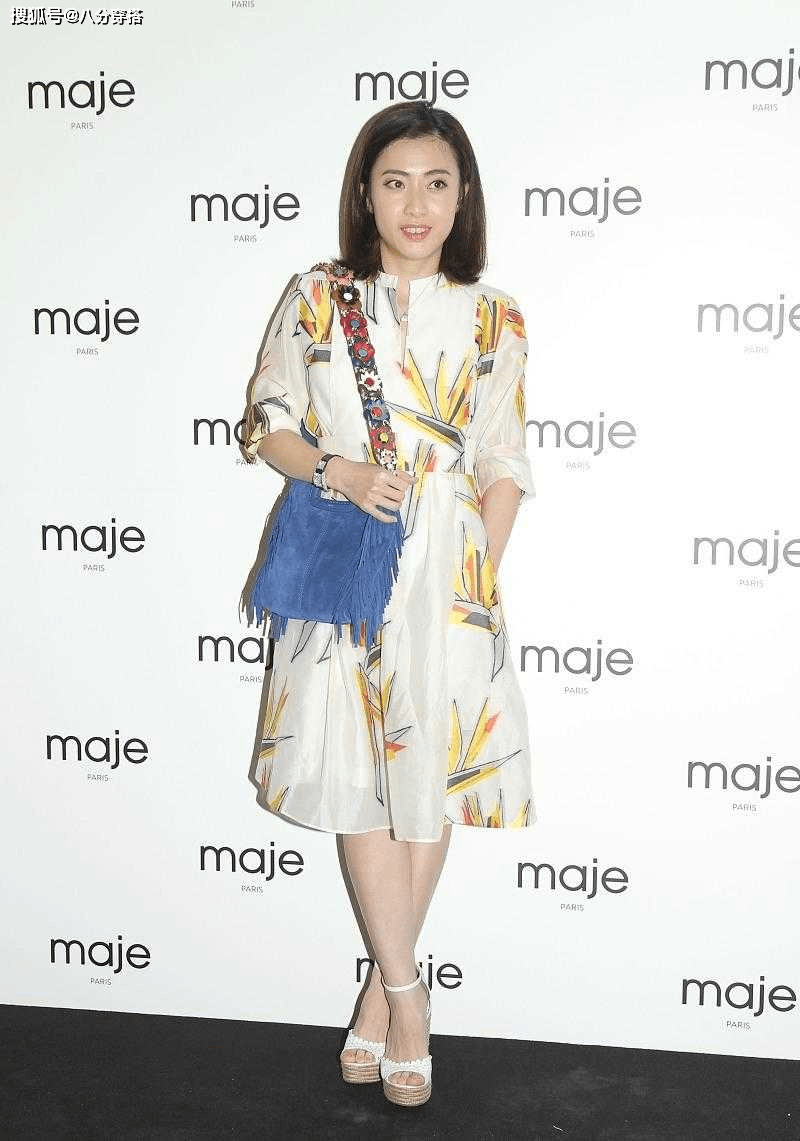 甘比|甘比终于穿对了，白色印花连衣裙清新自然，穿搭简约却很有贵妇范