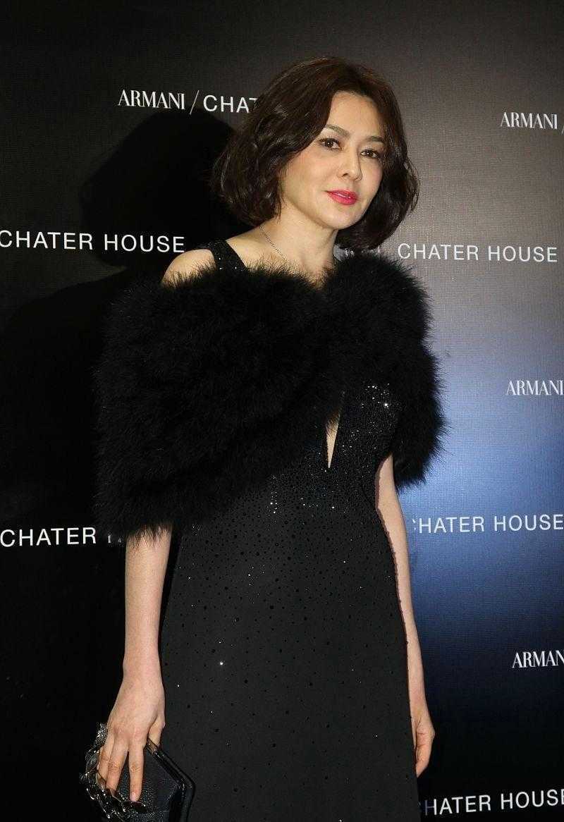 披肩|关之琳“阿姨圈顶流”，身穿一袭小黑裙配黑色皮草披肩，华贵时髦