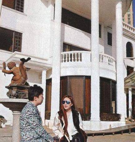 何猷君|看看何超盈在澳门的豪宅：室内是宫廷风装饰，每件家具都价值不菲