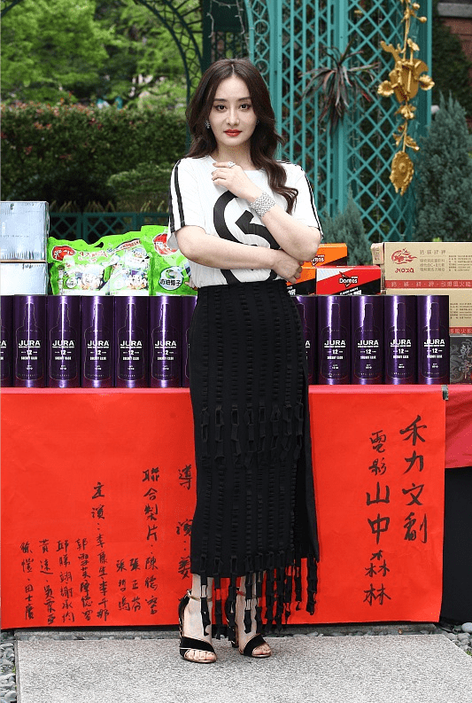 浅色|陈德容开始中年发福？穿印花裙身材变“壮实”，幸好女神气质仍在