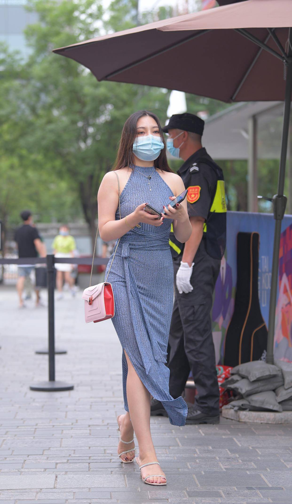 身材|微胖身材穿连衣裙，试试长裙+细跟凉鞋，修身显瘦还提升时尚度
