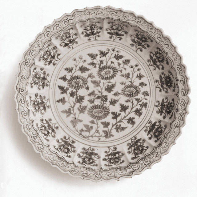 明洪武 釉里紅 芭蕉紋皿 中国美術 高さ7.8CM 横46.5CM 明洪武釉里红如意缠枝莲纹开光大盘– [临渊阁]天地一家春