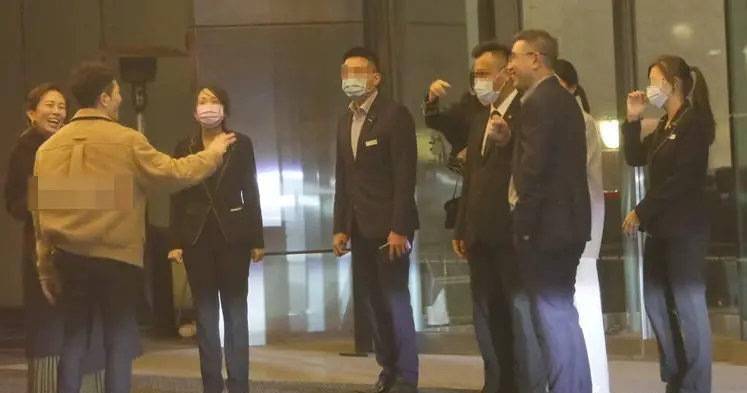向太|向华强72岁生日会大咖云集，打扮帅气显年轻，干儿子萧敬腾超贴心