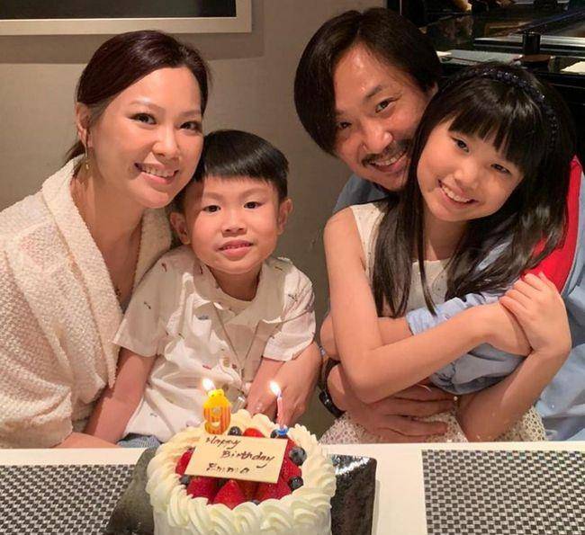 幼儿园|郑中基现身儿子幼儿园毕业典礼，娶妻生子之后，成了好丈夫好爸爸