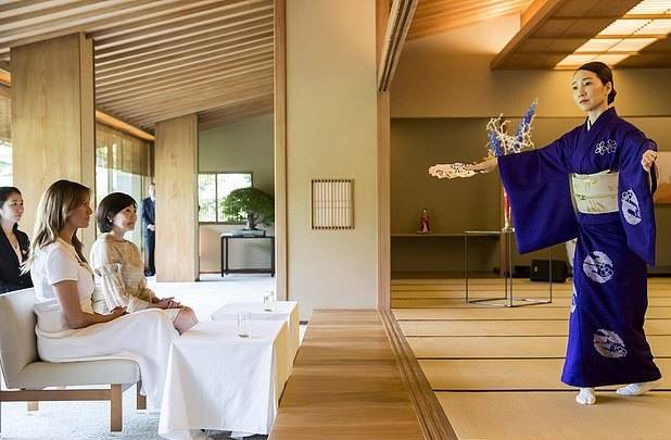 东方|梅拉尼娅穿刺绣裙颇具东方古韵美！日本第一夫人穿条纹裙输了气场