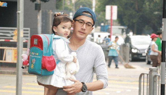 幼儿园|郑中基现身儿子幼儿园毕业典礼，娶妻生子之后，成了好丈夫好爸爸