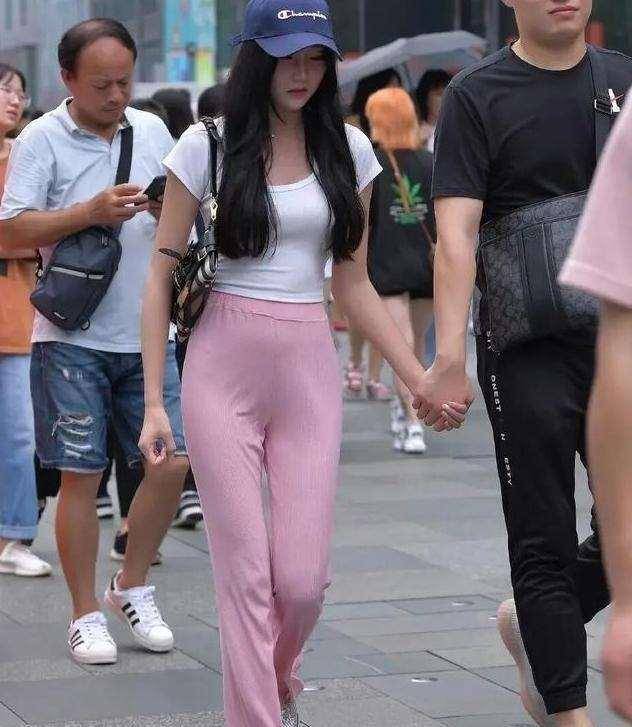 显高|显瘦功能小黑裤搭配白色衬衫，显高显瘦，休闲又上镜色彩穿搭