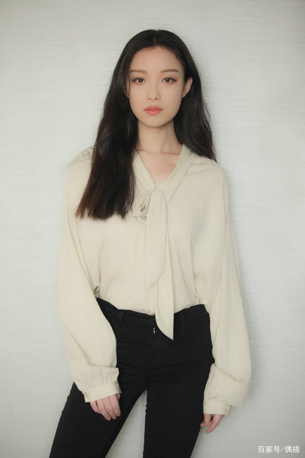 西裤|上班族穿衣被限制？今夏这样穿，高级又时髦，摆脱“校服”生活