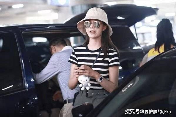 工装裤|沈梦辰私服搭配很有魅力，条纹衫配工装裤，渔夫帽更是吸睛出彩