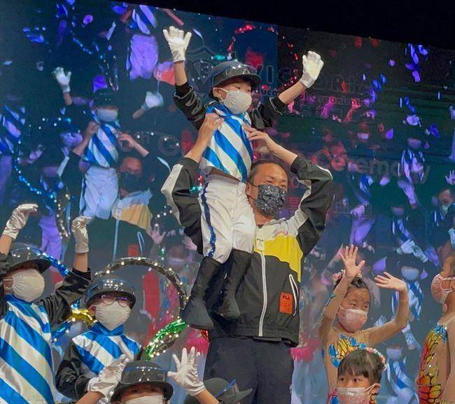 幼儿园|郑中基现身儿子幼儿园毕业典礼，娶妻生子之后，成了好丈夫好爸爸