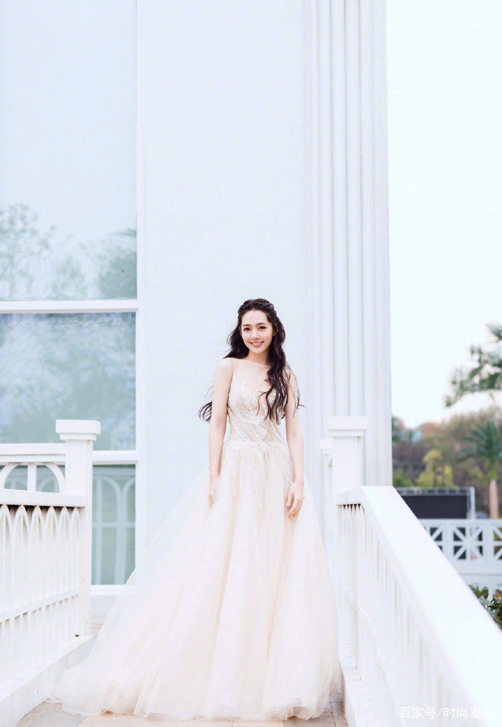 长发|郭碧婷气质太好了，裙子里面穿裤子，男友角度下美成时尚大片