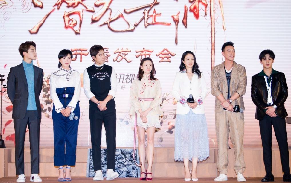 亮点|董洁41岁了，身穿一袭黄色红梅刺绣上衣配蕾丝短裤，意外减龄时髦