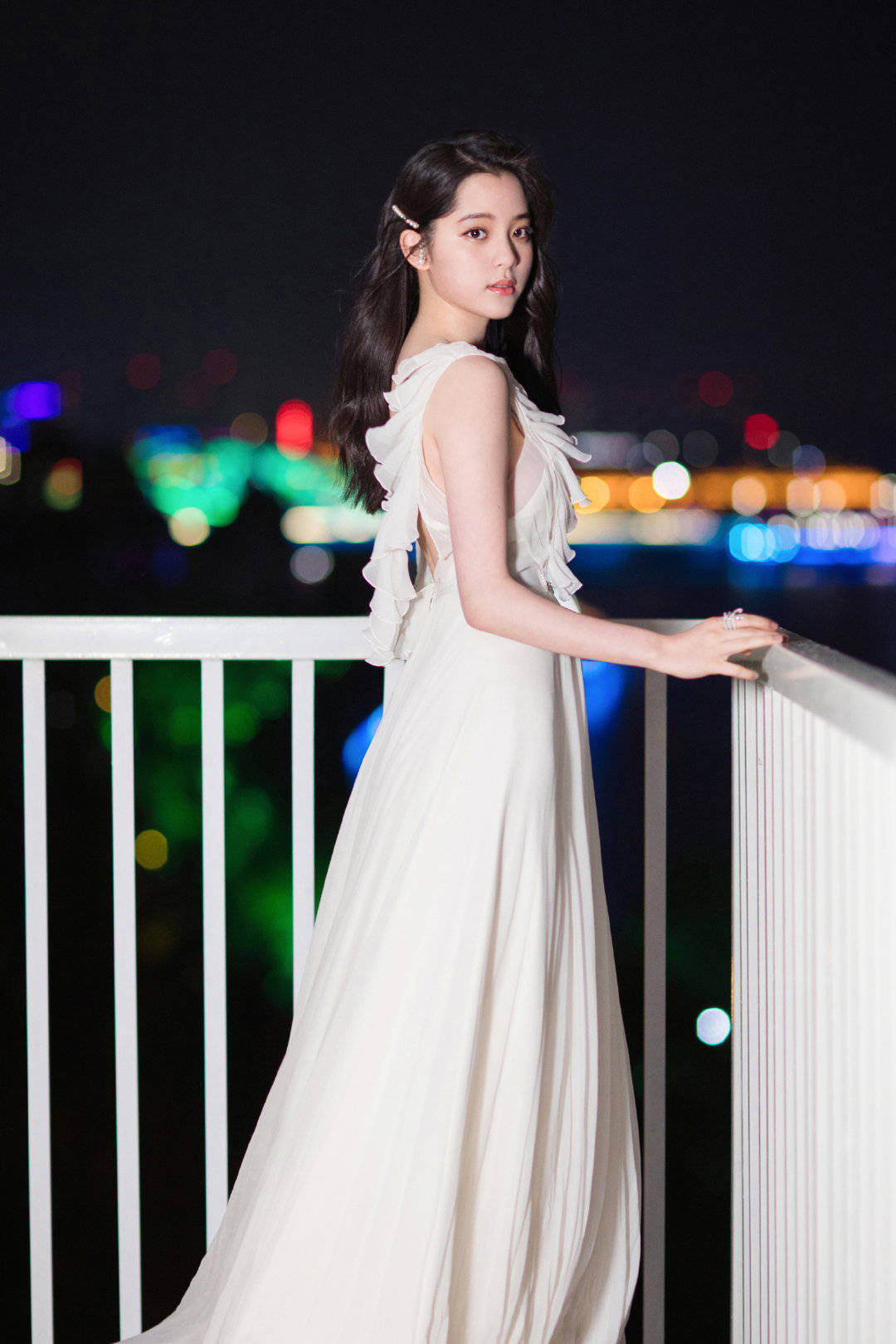 周震|欧阳娜娜又高调美一回,白色公主裙元气又甜美,网友:理想女友!