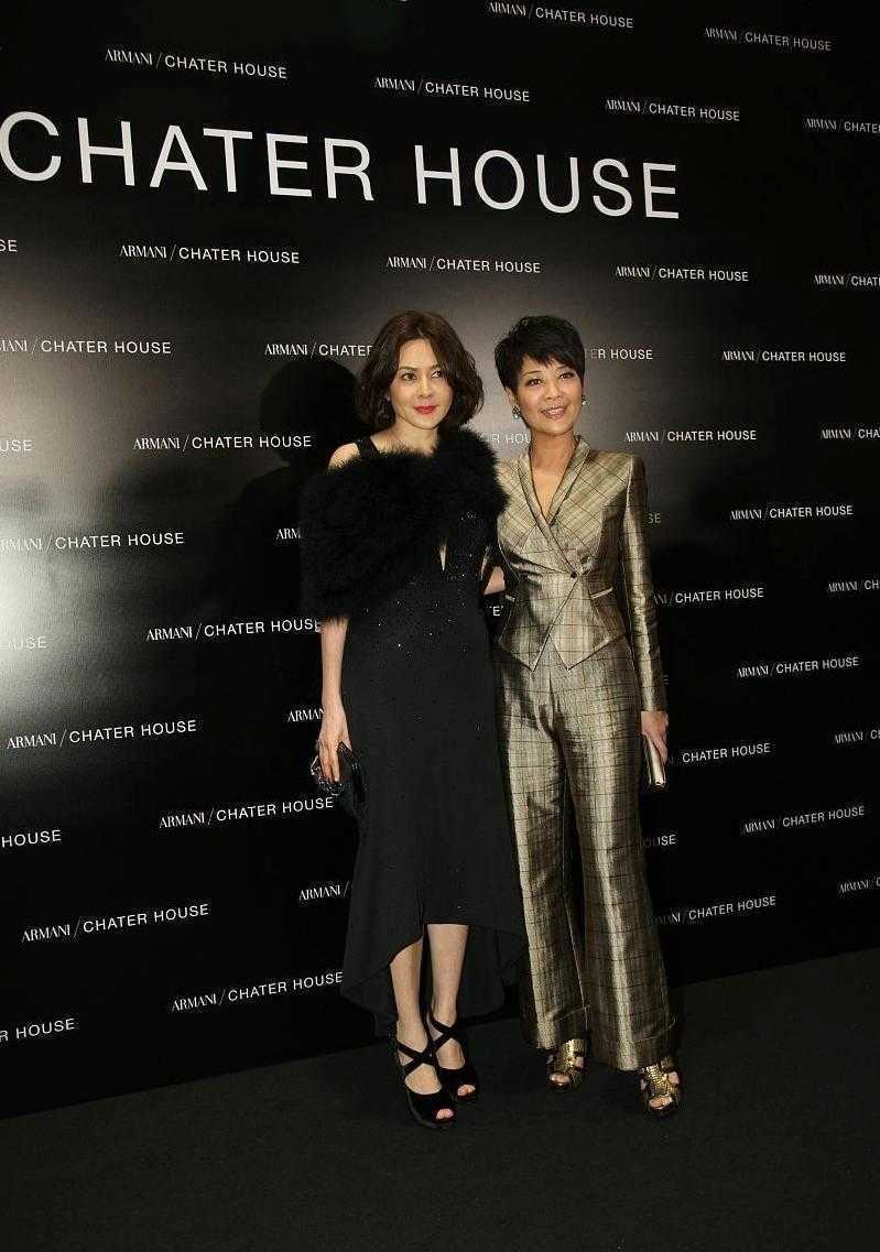 披肩|关之琳“阿姨圈顶流”，身穿一袭小黑裙配黑色皮草披肩，华贵时髦