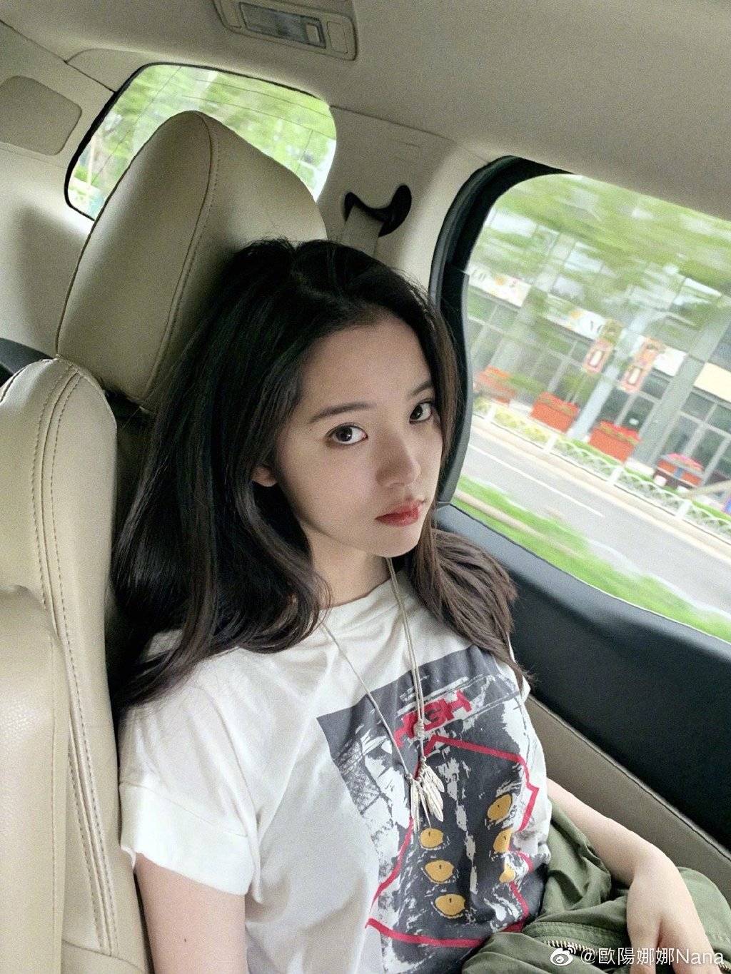 周震|欧阳娜娜又高调美一回,白色公主裙元气又甜美,网友:理想女友!