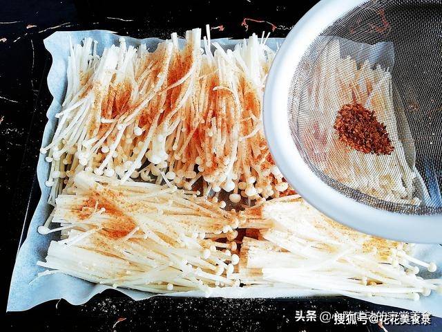 辣椒粉|教你在家做烤金针菇，简单美味，3块钱吃到撑，拿肉都不换！