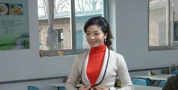 她是知名国家一级演员,曾上过十几次春晚,今55岁享受正师级待遇_丹阳