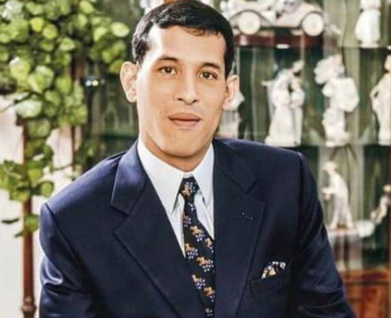 玛哈·哇集拉隆功继位的时候已经是爷爷辈,依旧过着年轻态的生活,后宫