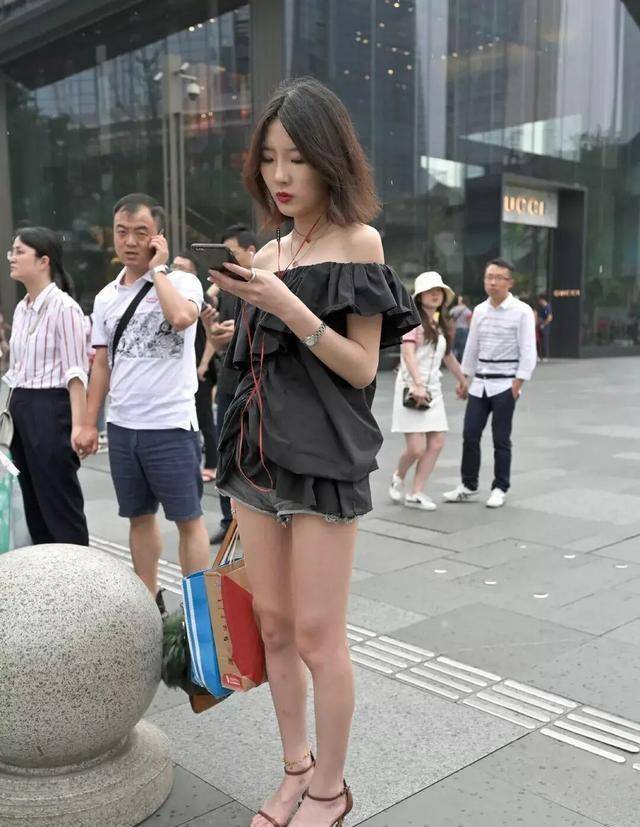 黑色|黑色时尚上衣搭配黑色经典短裤,显高显瘦,没有腿型