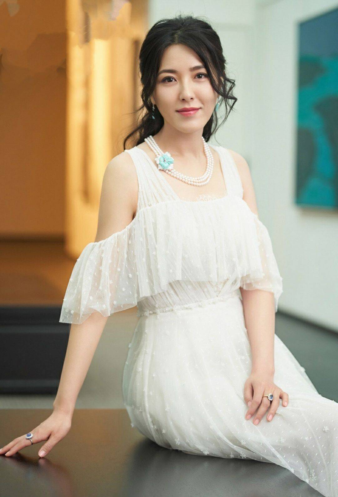 身材|“最美女二号”曾黎，条纹衫搭花苞裙美得自信优雅，看不出42岁